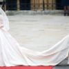 En parfaite demoiselle d'honneur, Pippa Middleton tenait la robe de mariée, créée par Sarah Burton pour Alexander McQueenLondres, le 29 avril 2011.