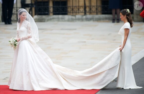 En parfaite demoiselle d'honneur, Pippa Middleton tenait la robe de mariée, créée par Sarah Burton pour Alexander McQueenLondres, le 29 avril 2011.