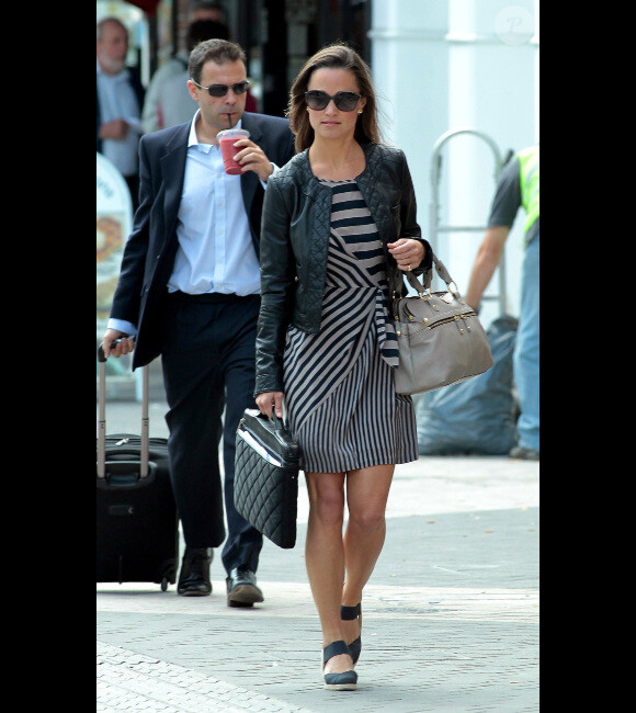 Pippa Middleton, adepte du look businesswoman auquel elle apporte une touche rock avec sa veste en cuir Whistles. Londres, le 6 juillet 2011.
