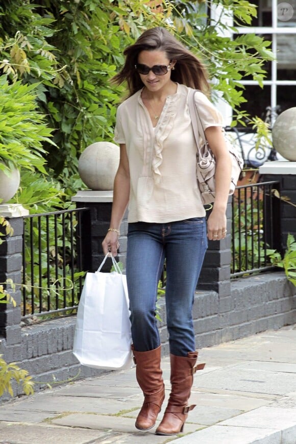 Son léger chemisier et son slim J Brand auraient pu constituer une tenue parfaite si Pippa Middleton n'avait pas choisit ses bottes marrons. Londres, le 20 mai 2011.