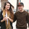 Pete Wentz et sa nouvelle petite amie se promènent sous la pluie battante à Los Angeles, le 4 novembre 2011.