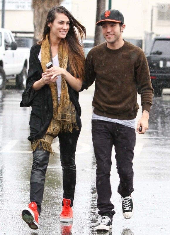 Pete Wentz et sa nouvelle petite amie se promènent sous la pluie battante à Los Angeles, le 4 novembre 2011.