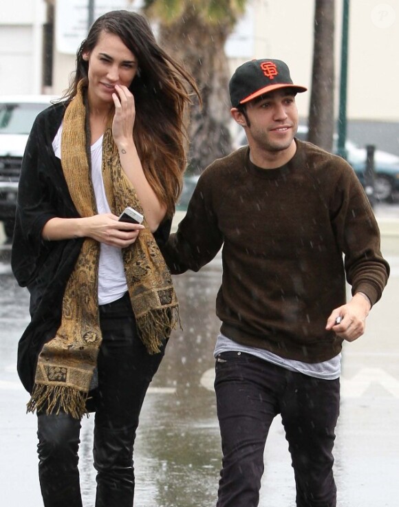 Pete Wentz et sa nouvelle petite amie se promènent sous la pluie battante à Los Angeles, le 4 novembre 2011.