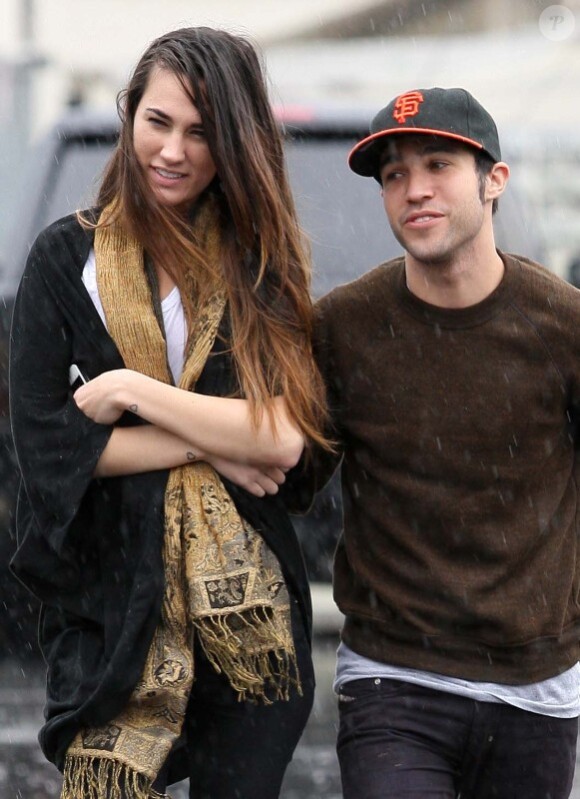 Pete Wentz et sa nouvelle petite amie se promènent sous la pluie battante à Los Angeles, le 4 novembre 2011.