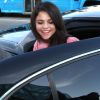 Selena Gomez sort de sa voiture aux abords de l'aéroport de Los Angeles, le 3 novembre 2011.