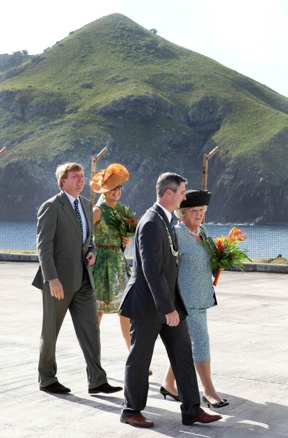 Les royaux néerlandais, dont une princesse Maxima qui ponctuait son défilé de couleurs de vert, effectuaient la dernière étape de leur périple de dix jours aux Antilles sur l'île de Saba, le 5 novembre 2011.