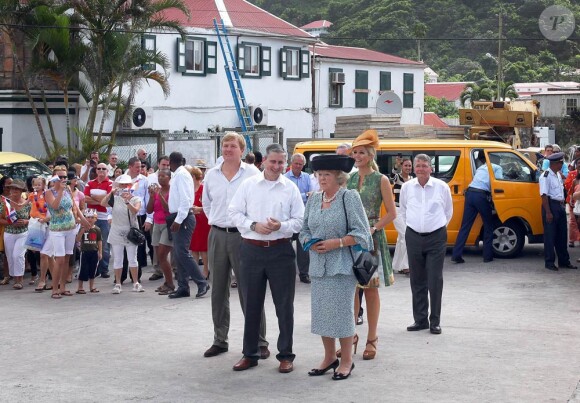 Les royaux néerlandais, dont une princesse Maxima qui ponctuait son défilé de couleurs de vert, effectuaient la dernière étape de leur périple de dix jours aux Antilles sur l'île de Saba, le 5 novembre 2011.