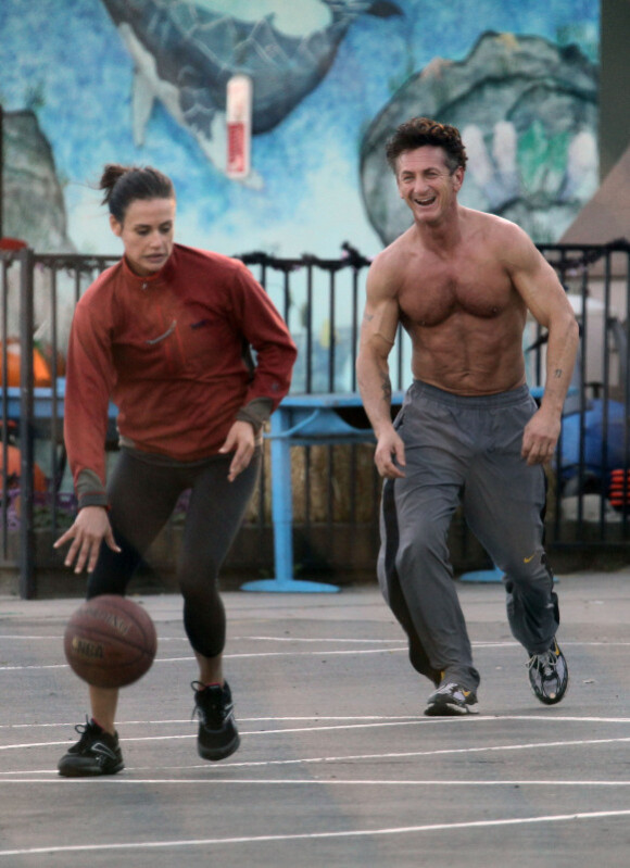 Sean Penn partage une partie de basket avec sa petite amie Shannon Costello, le samedi 29 octobre à Los Angeles.