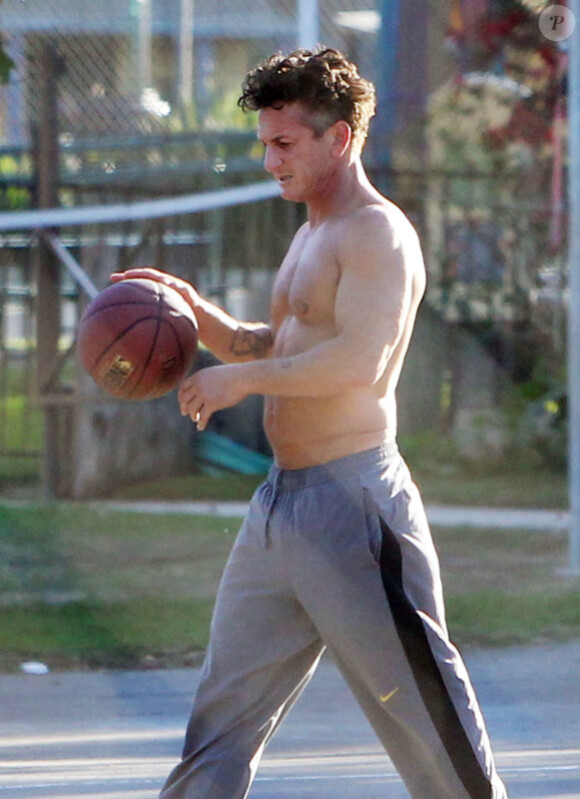 Sean Penn sur un terrain de basket, le samedi 29 octobre à Los Angeles.