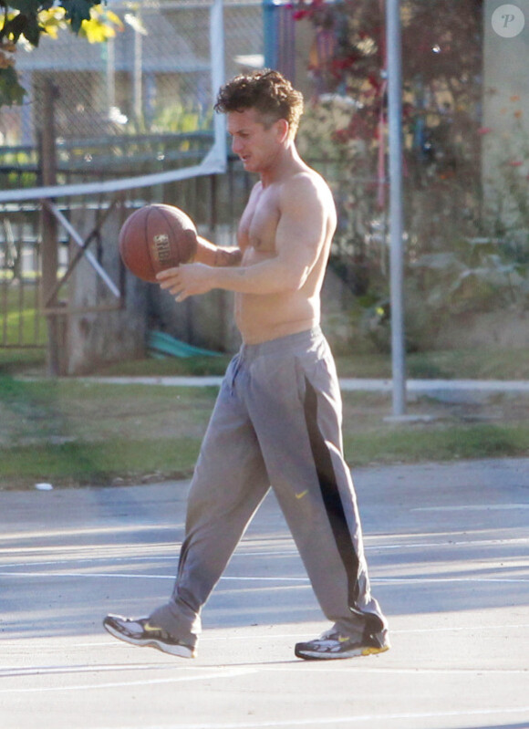 Sean Penn sur un terrain de basket, le samedi 29 octobre à Los Angeles.