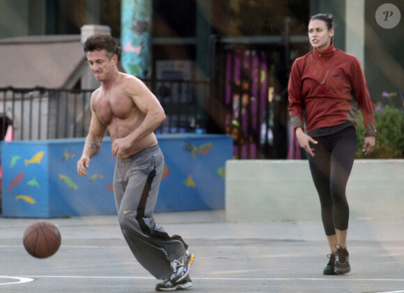 Sean Penn affronte sa petite amie Shannon Costello dans une partie de basket, le samedi 29 octobre à Los Angeles.