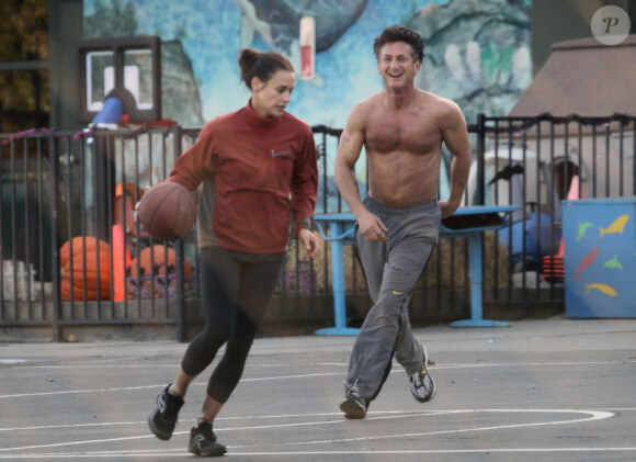 Sean Penn affronte sa petite amie Shannon Costello dans une partie de basket, le samedi 29 octobre à Los Angeles.