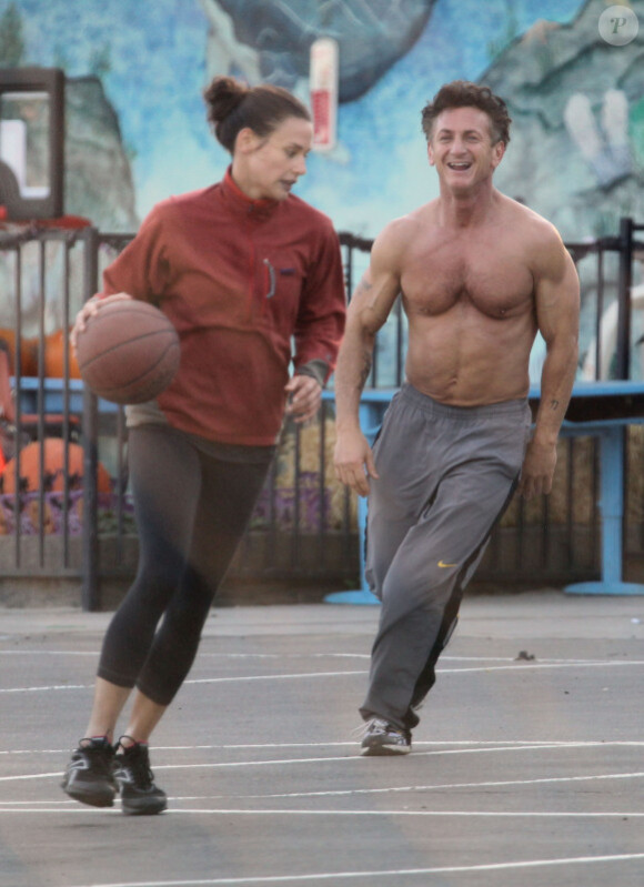 Sean Penn affronte sa petite amie Shannon Costello dans une partie de basket, le samedi 29 octobre à Los Angeles.