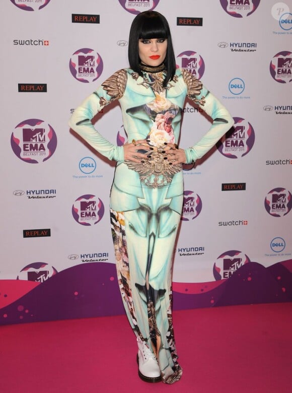 La chanteuse Jessie J s'est trompée avec sa robe Mary Katrantzou et sa paire de Doc Martens. Belfast, le 6 novembre 2011.