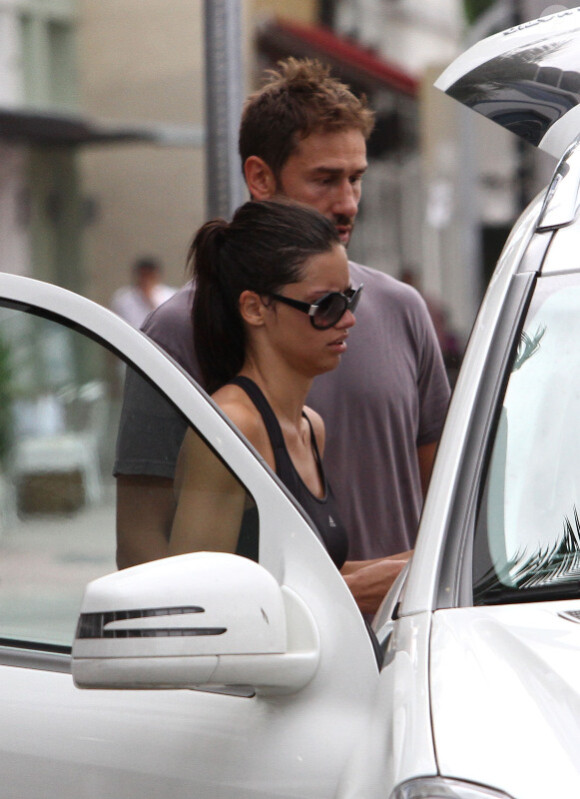 Adriana Lima sort de la salle de sports avec son mari dans les rues de Miami en octobre 2011