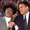 Joe Frazier et Mohamed Ali, à Los Angeles, le 10 juillet 2002.