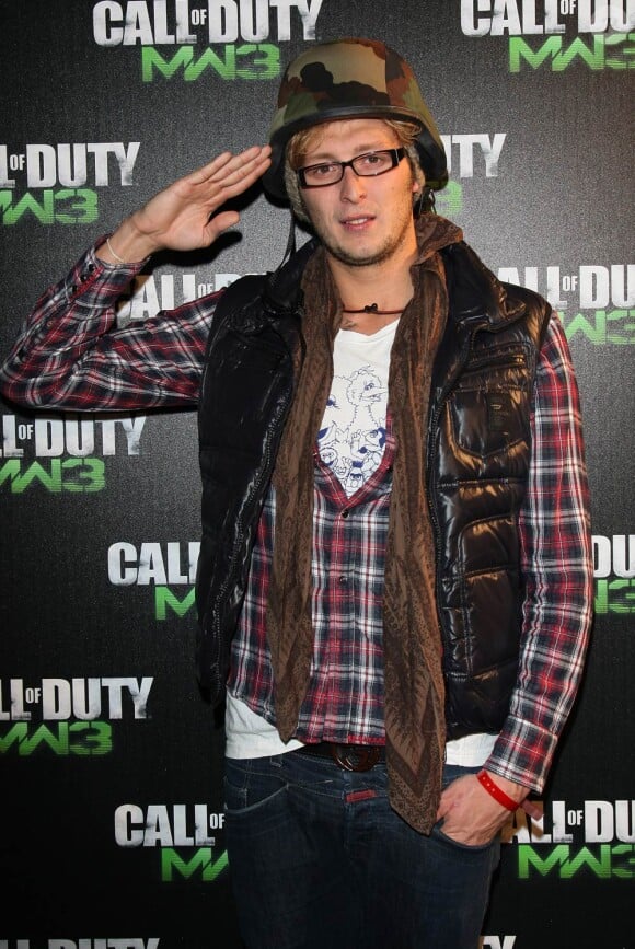 Amaury Leveaux, à quand un maillot-treillis. Call of Duty: Modern Warfare 3 a vécu un lancement en grande pompe au palais de Chaillot, à Paris, le 7 novembre 2011. Activision avait vu les choses en grand et convié de nombreux VIP.