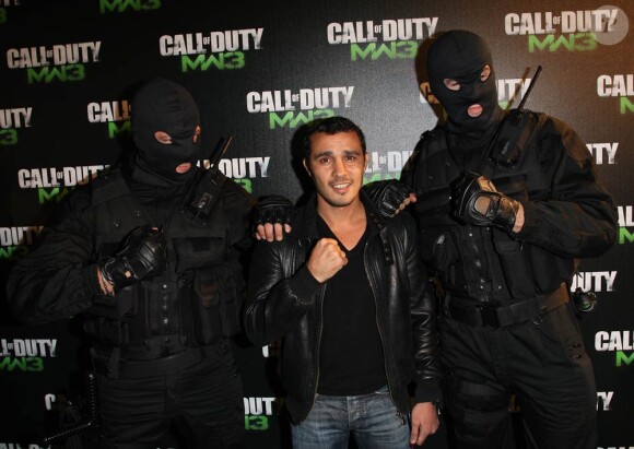 Brahim Asloum bien entouré. Call of Duty: Modern Warfare 3 a vécu un lancement en grande pompe au palais de Chaillot, à Paris, le 7 novembre 2011. Activision avait vu les choses en grand et convié de nombreux VIP.