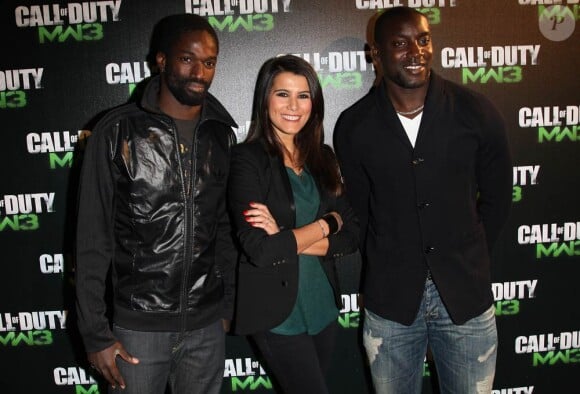 Karine Ferri entourée de Kafétien Gomis et Ladji Doucouré pour Call of Duty: Modern Warfare 3, qui a vécu un lancement en grande  pompe au palais de Chaillot, à Paris, le 7 novembre 2011. Activision  avait vu les choses en grand et convié de nombreux VIP.