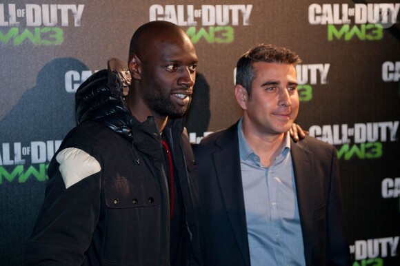 Michael Sportouch, directeur d'Activision Publishing Europe, au côté d'Omar Sy lors de la soirée de lancement de Call of Duty: Modern Warfare 3 au Palais de Chaillot, à Paris, le 7 novembre 2011.