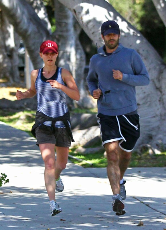 Natalie Portman et Benjamin Millepied font un footing en amoureux, le lundi 7 novembre 2011, a Los Angeles