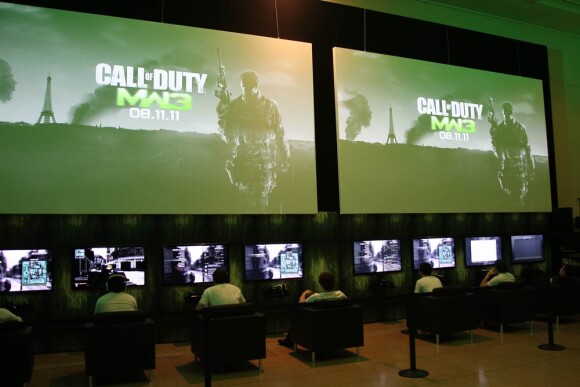 Parmi les VIP, certains garçons n'étaient pas là pour rigoler et ont pris leur rôle très au sérieux lors de la soirée de lancement spectaculaire de Call of Duty: Modern Warfare 3, lundi 7 novembre 2011 au Palais de Chaillot.