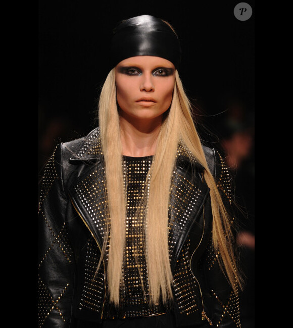 Un mannequin lors du défilé Versace pour H&M, à New York, le 8 novembre 2011
