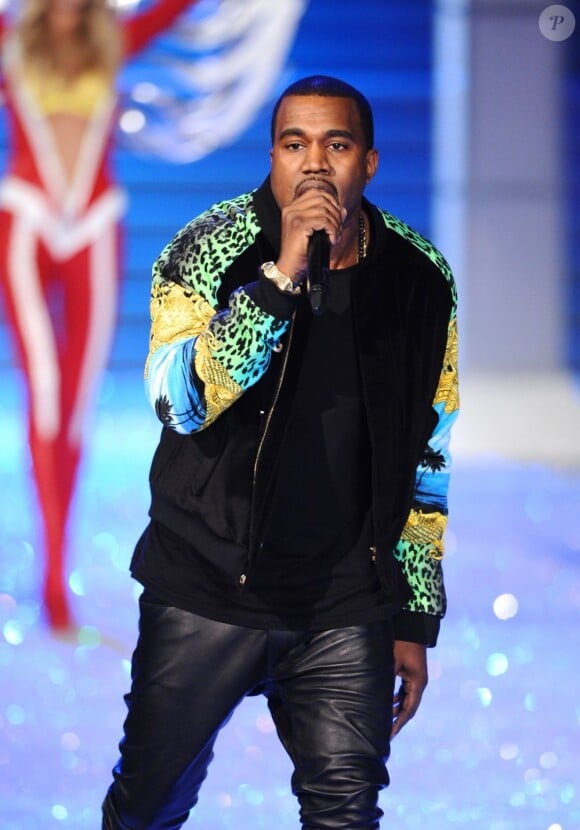 Kanye West interprète Stronger sur le podium de Victoria's Secret. New York, le 9 novembre 2011.