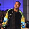 Vêtu d'une veste Versace for H&M et de ses Nike Air Yeezy 2, Kanye West a chanté Stronger en live. New York, le 9 novembre 2011.