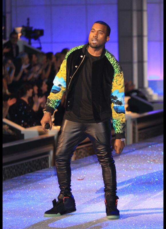 Vêtu d'une veste Versace for H&M et de ses Nike Air Yeezy 2, Kanye West a chanté Stronger en live. New York, le 9 novembre 2011.