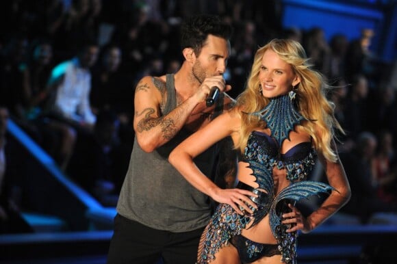 Le leader de Maroon 5 Adam Levine et sa belle, la Russe Anne Vyalitsina, sur le podium de Victoria's Secret. New York, le 9 novembre 2011.