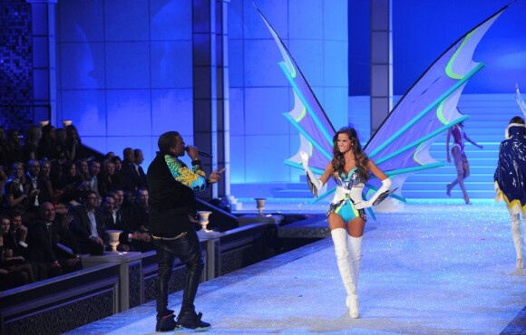 Kanye West accompagne le mannequin brésilien Izabel Goulart en chanson sur le podium de Victoria's Secret. New York, le 9 novembre 2011.