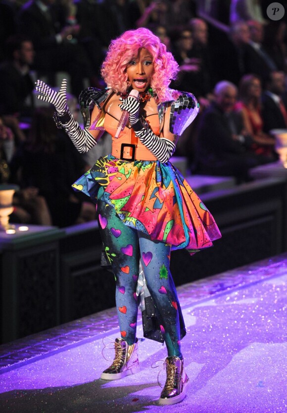 Nicki Minaj interprète Superbass sur le podium de Victoria's Secret. New York, le 9 novembre 2011.