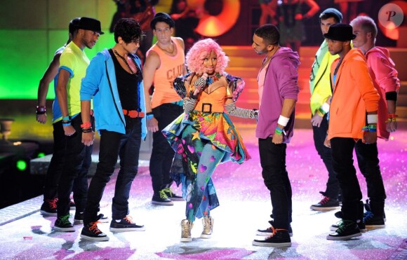 Nicki Minaj et ses danseurs sur le podium de Victoria's Secret. New York, le 9 novembre 2011.