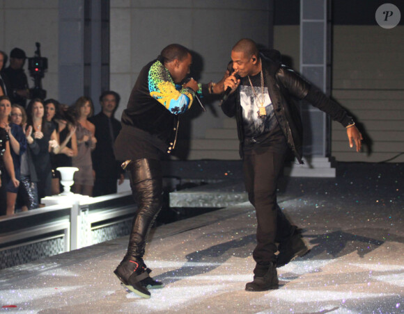 Le duo The Throne composé de Kanye West et Jay-Z, en plein live pour le défilé Victoria's Secret. New York, le 9 novembre 2011.
