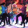 Nicki Minaj entourée de ses danseurs sur le podium de Victoria's Secret. New York, le 9 novembre 2011.