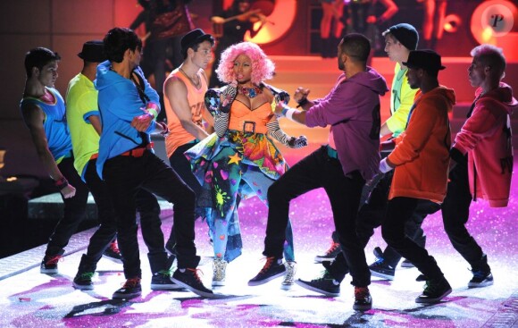 Nicki Minaj entourée de ses danseurs sur le podium de Victoria's Secret. New York, le 9 novembre 2011.