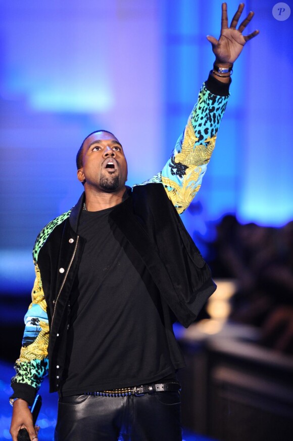 Kanye West sur le podium de Victoria's Secret. New York, le 9 novembre 2011.