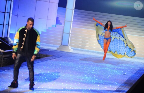 Kanye West et Adriana Lima sur le podium de Victoria's Secret. New York, le 9 novembre 2011.