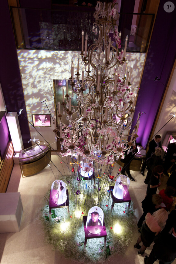 La boutique des Champs-Elysées est transformée du 10 au 20 novembre 2011 en théâtre végétal. La collection Cartier Naturellement y est présentée. Paris le 9 novembre 2011