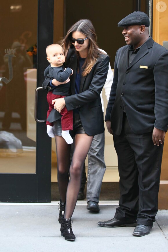 Miranda Kerr, son fils Flynn dans les bras, à New York, le 11 novembre 2011.