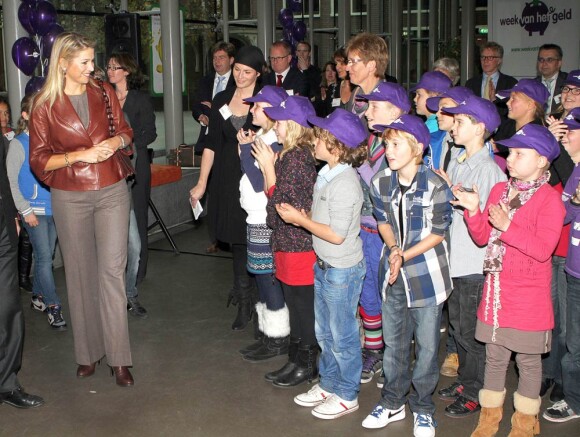 La princesse Maxima des Pays-Bas devant les enfants à la Monnaie royale d'Utrecht dans le cadre de la Semaine de l'Argent, le 10 novembre 2011.