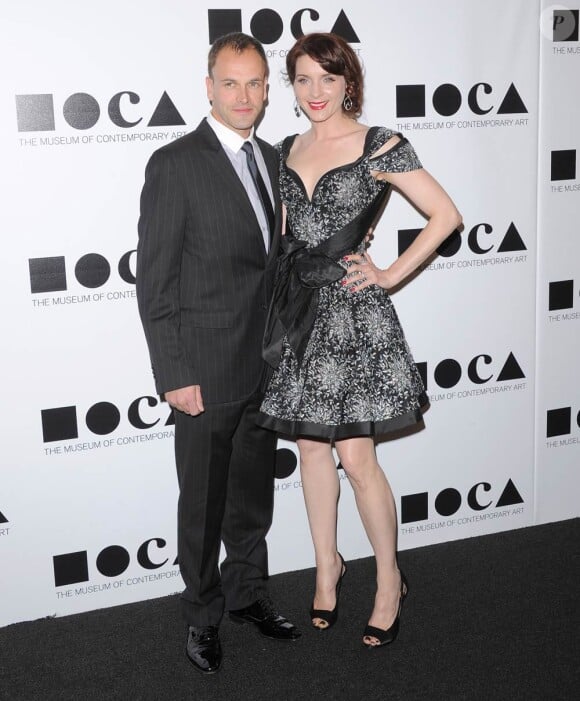 Johnny Lee Miller et son épouse lors du gala du MOCA, le 12 novembre 2011, à Los Angeles.