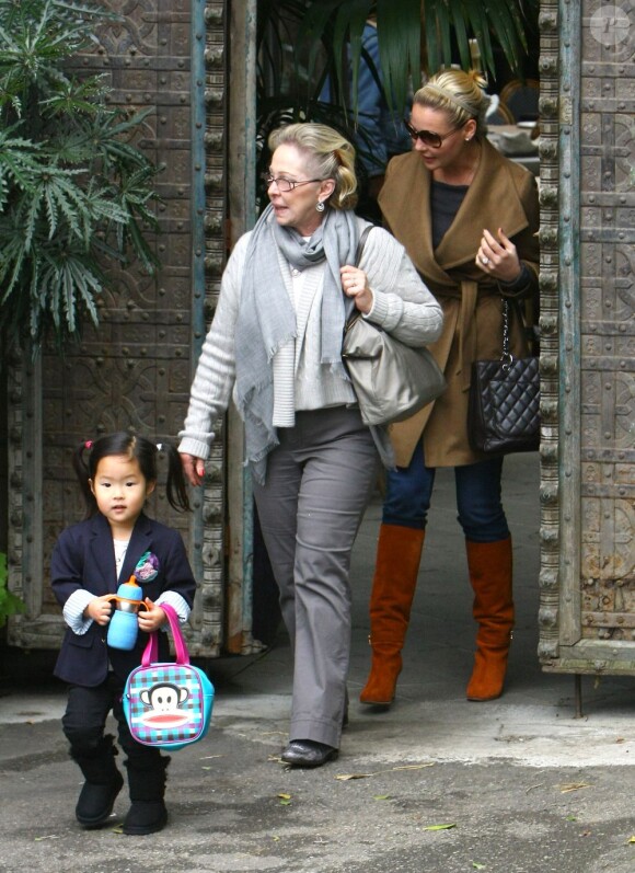 Naleigh Heigl, avec sa maman Katherine et sa grand-mère Nancy, à Los Angeles, le samedi 12 novembre 2011.
