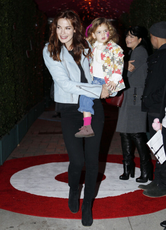 Michelle Monaghan et sa fille lors de la soirée Harajuku / Target, à Los Angeles, le 12 novembre 2011 