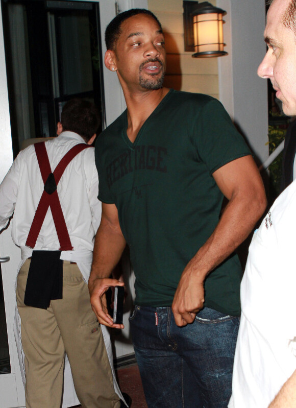 Will Smith sort d'un restaurant de Miami, le mardi 15 novembre 2011.