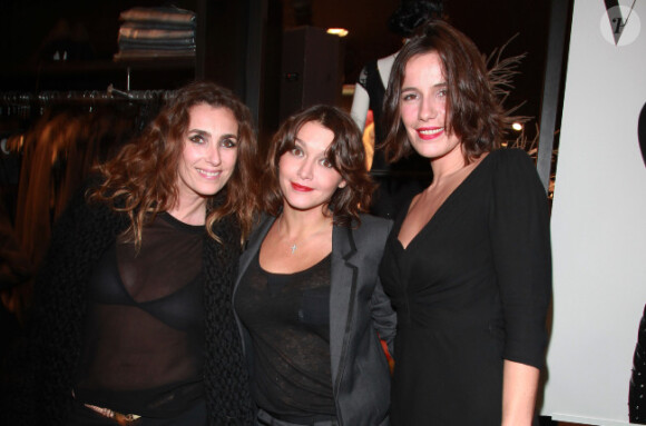 Mademoiselle Agnès, Emma de Caunes et Zoé Félix lors de la soirée shopping party de H&M pour le lancement de la collection Versace. Le 16 novembre 2011