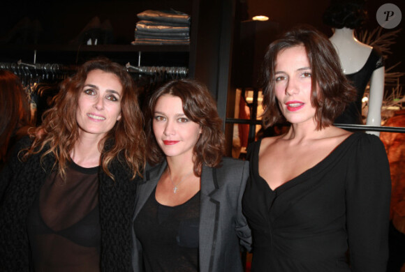 Mademoiselle Agnès, Emma de Caunes et Zoé Félix lors de la soirée  shopping party de H&M pour le lancement de la collection Versace. Le  16 novembre 2011