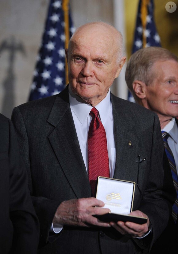 John Glenn, premier Américain en orbite terrestre, reçoit la médaille d'or du Congrès, à Washington, le 16 novembre 2011.