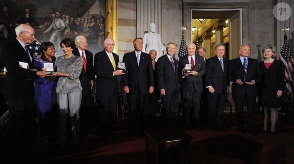 Photo de famille à Washington pour la remise de la médaille d'or du Congrès à quatre astronautes de légende, le 16 novembre 2011.
